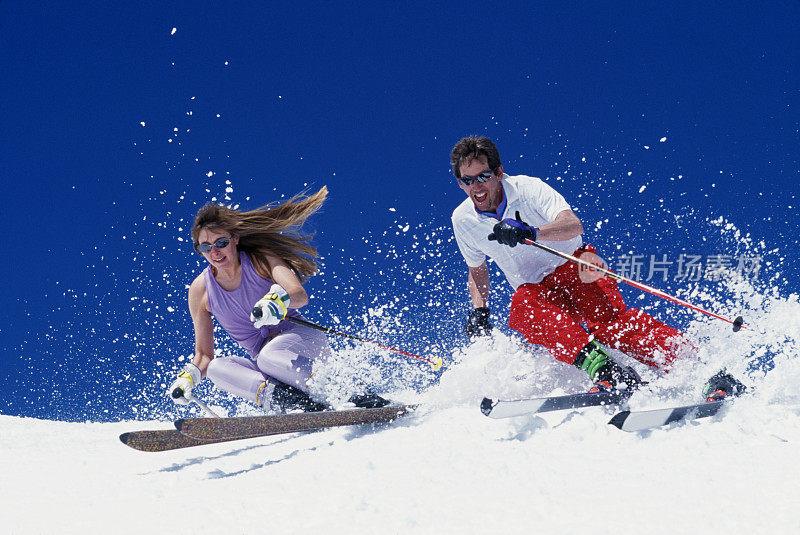 一对夫妇在春天滑雪