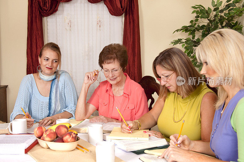 女性圣经学习在家里的餐桌上