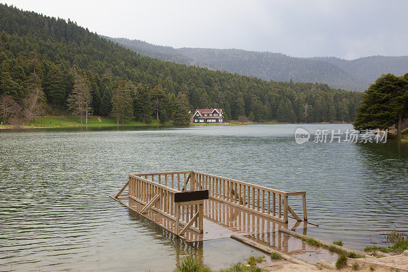 土耳其湖边的小屋和甲板