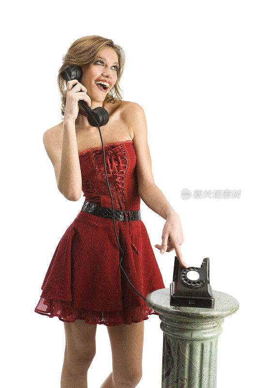 微笑的年轻性感的女人在讲电话。