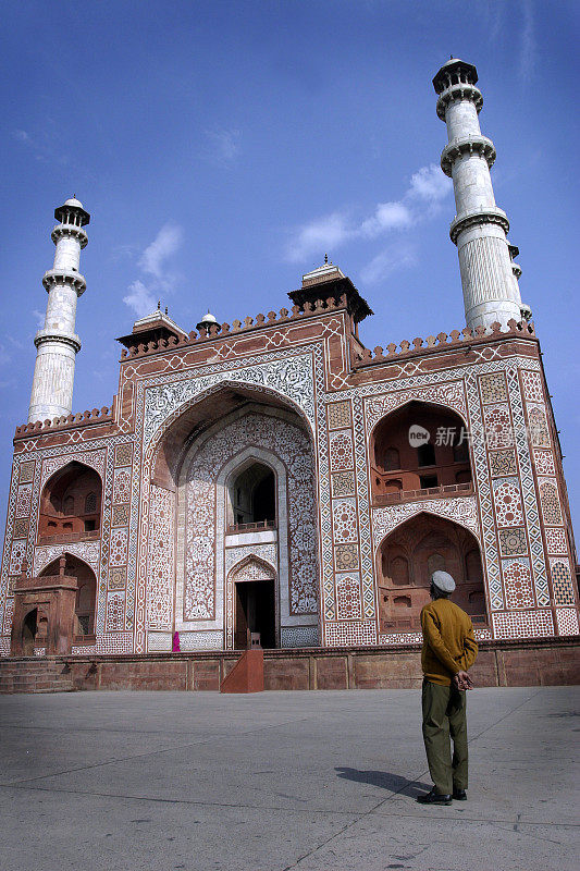 印度阿格拉，独自欣赏伊斯兰寺庙的人