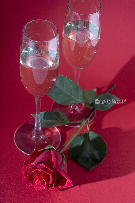 红玫瑰和两杯香槟