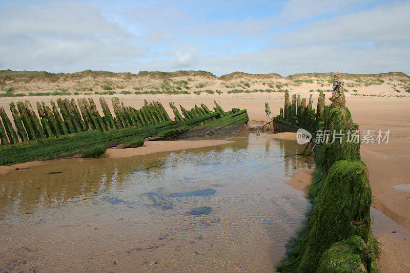 海滩上的旧残骸