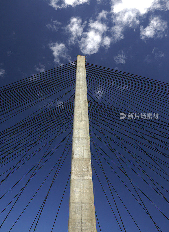 钢缆混凝土悬索桥塔