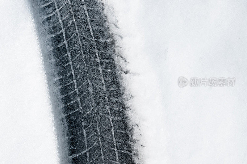 雪地上的轮胎印