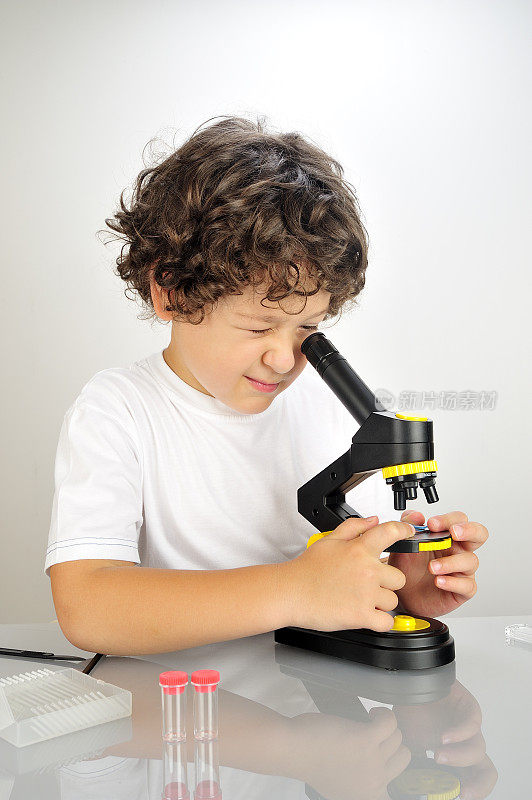 小男孩微生物学家