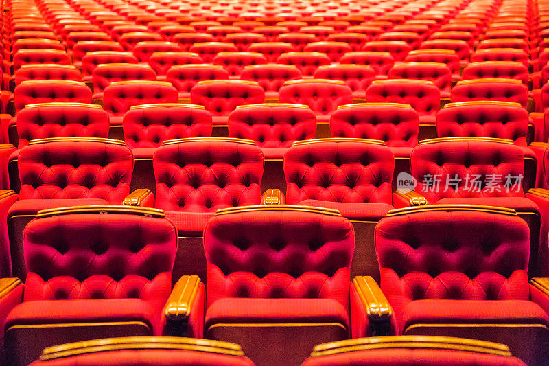 戏院里一排排优雅的红色天鹅绒座位