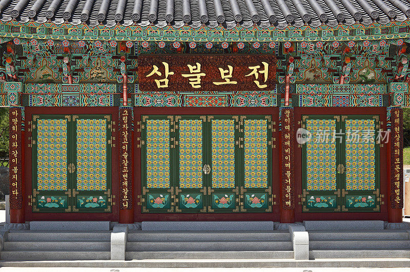 韩国首尔，木制建筑上的传统彩漆。