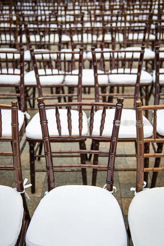 婚礼上的一排椅子