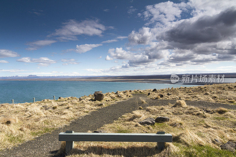 冰岛美丽的海岸线旁的木凳
