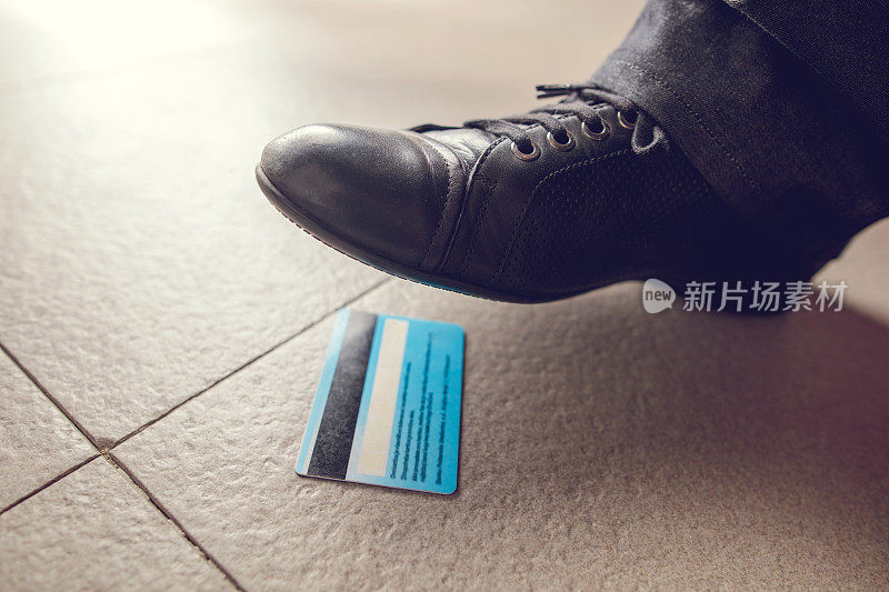 一个不认识的人踩到了一张信用卡。