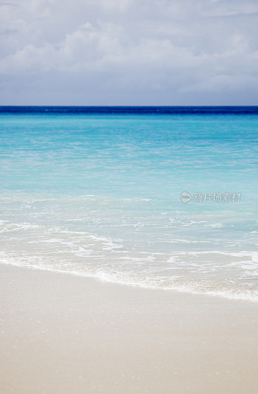 海浪平静的海滩景色