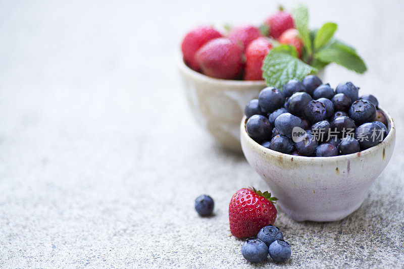 瓷碗里的蓝莓和草莓