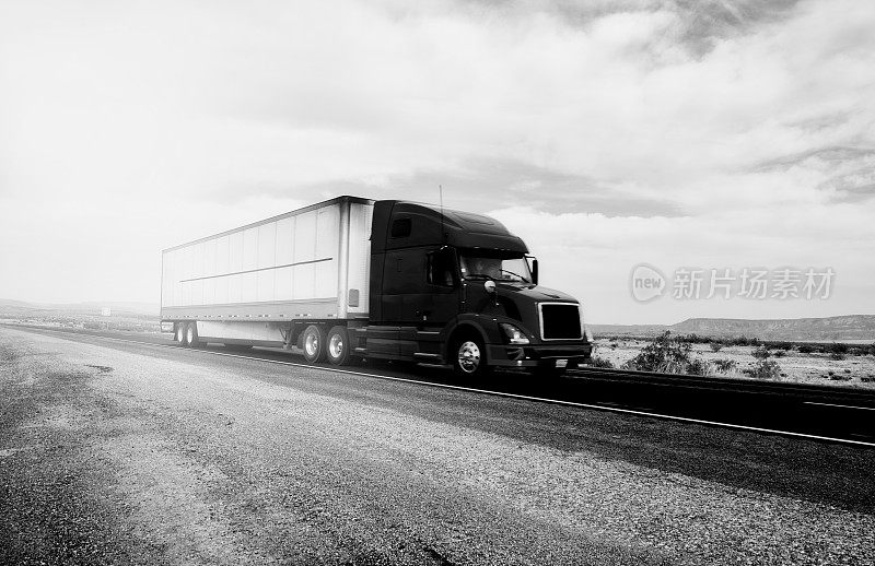 加州高速公路上的卡车。黑色和白色。
