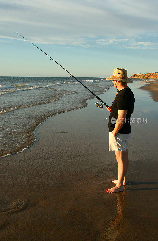 在海滩钓鱼的人3