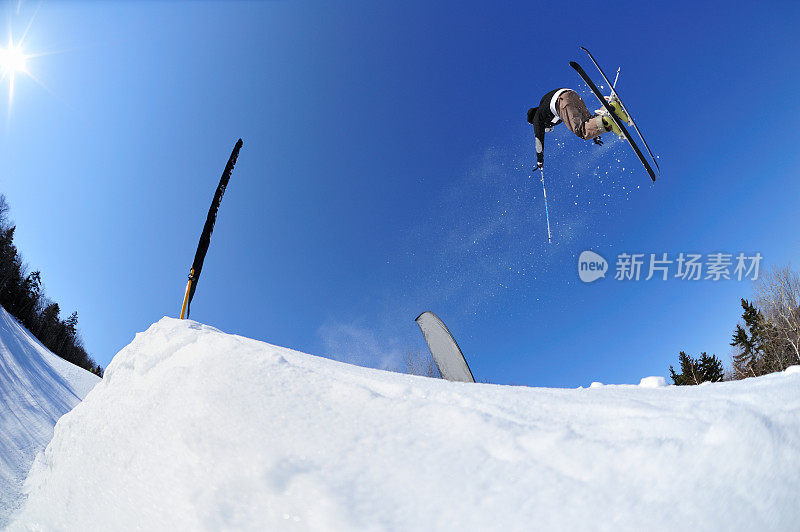 滑雪者在地形公园的一个跳跃发射