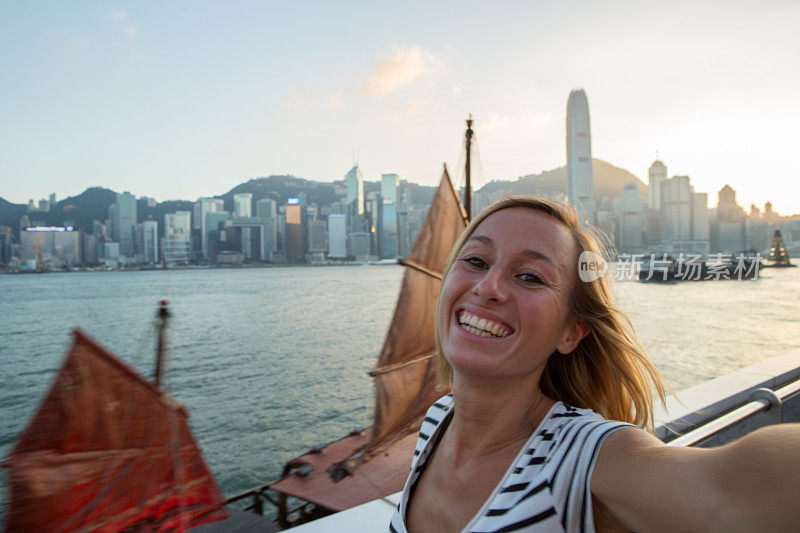 香港年轻女子的美丽自拍，垃圾船