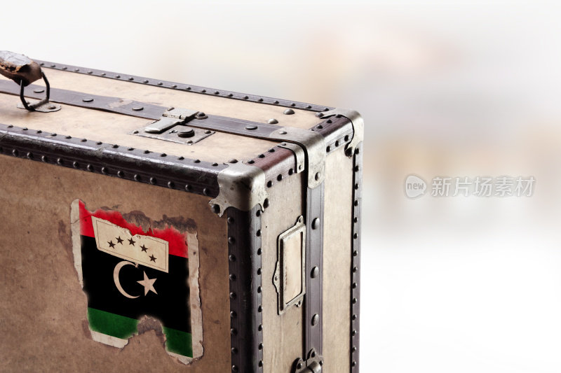 带有利比亚国旗的旧皮箱