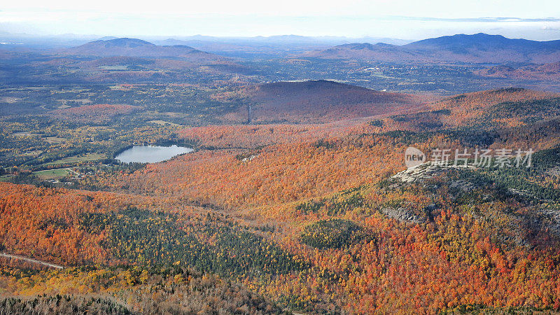 阿迪朗达克高峰地区秋天树叶从喀斯喀特山，纽约
