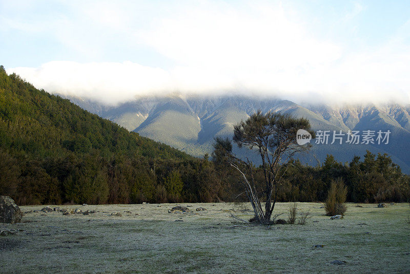 新西兰纳尔逊湖圣阿诺山脉上的薄雾