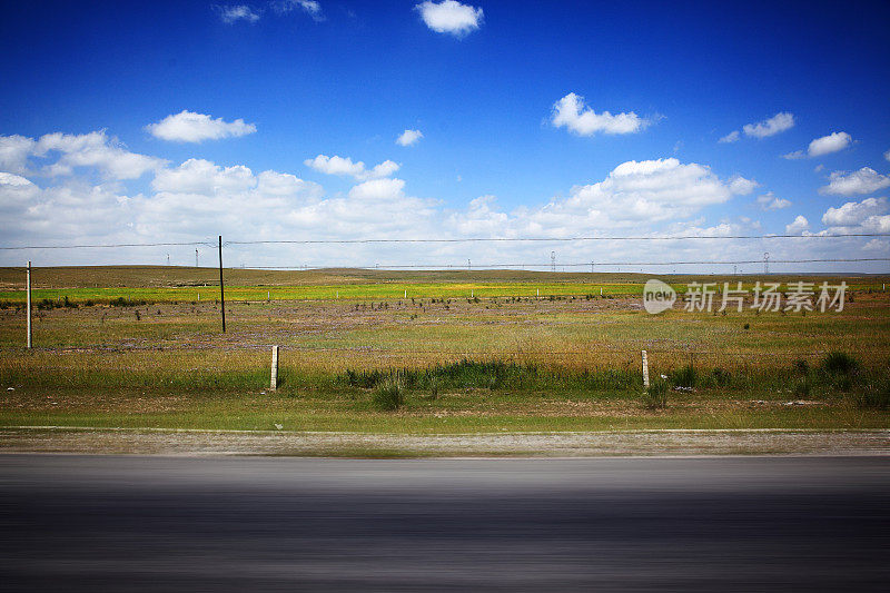 道路和蓝色多云的天空