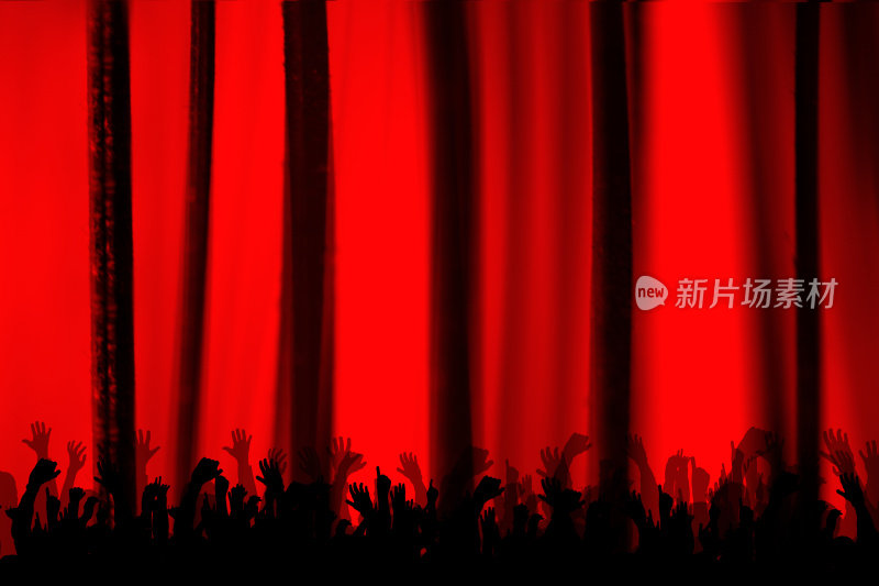 人群中，举起了双手。聚会,活动,音乐会。红色的窗帘。