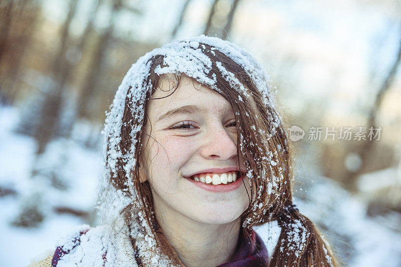 滑稽的少女肖像，头发上有雪