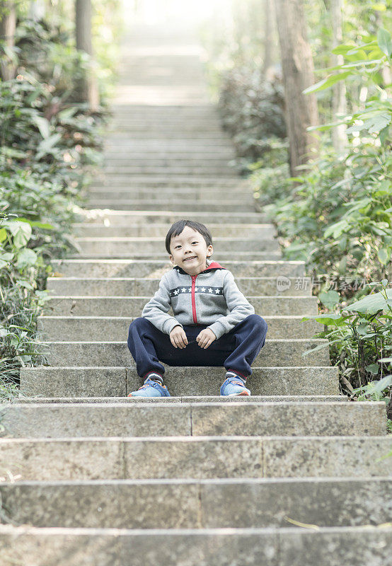 亚洲小孩在山上徒步旅行