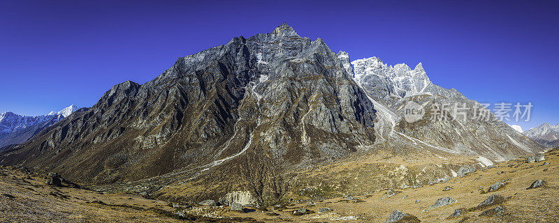 参差不齐的山峰山峰全景遥远的喜马拉雅山山谷昆布尼泊尔