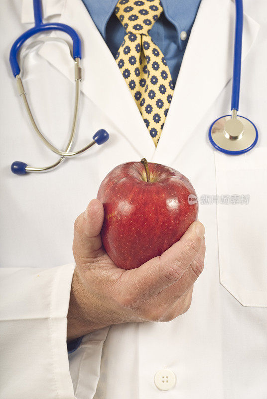 医生的手握苹果
