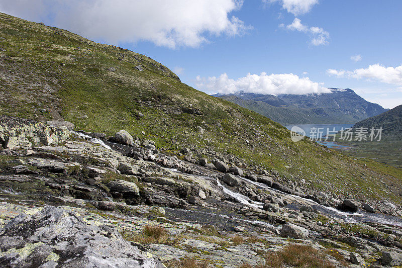 从附近的山上可以看到Jotunheimen的Bygdin湖