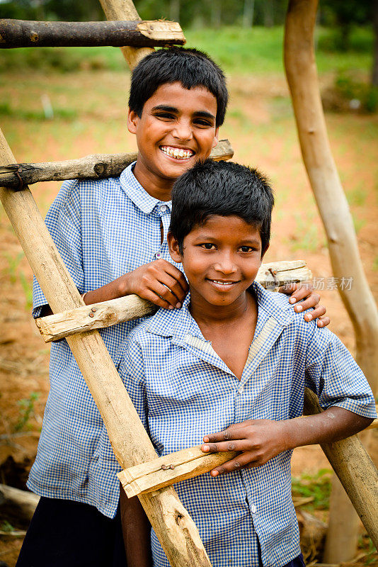 肖像两个快乐的农村印度亚洲儿童