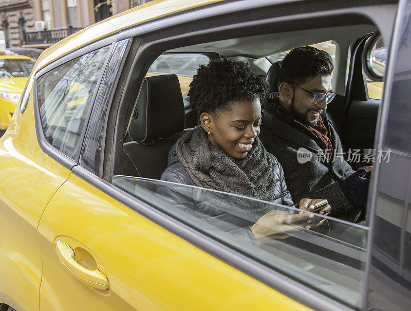 多民族夫妇在出租车上使用手机