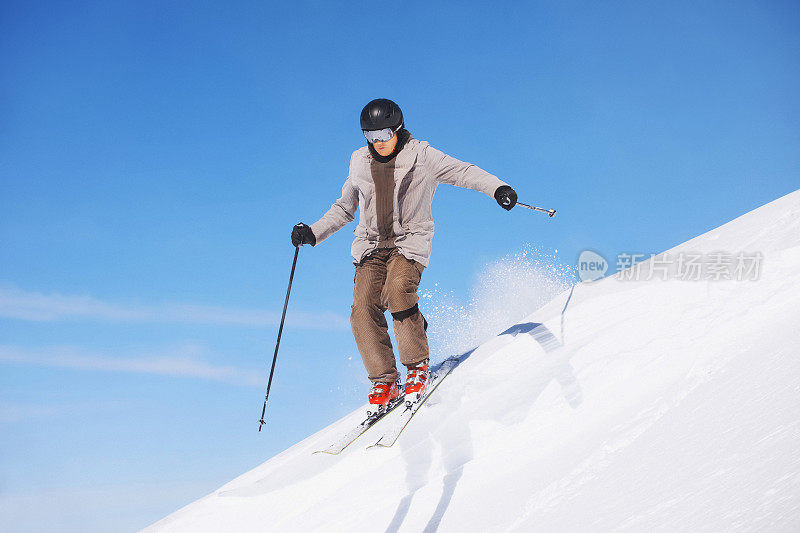 成熟的男人离开雪道滑雪跳跃阳光明媚的滑雪场