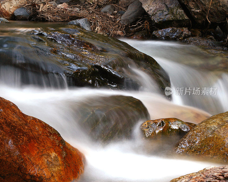 岩石和水