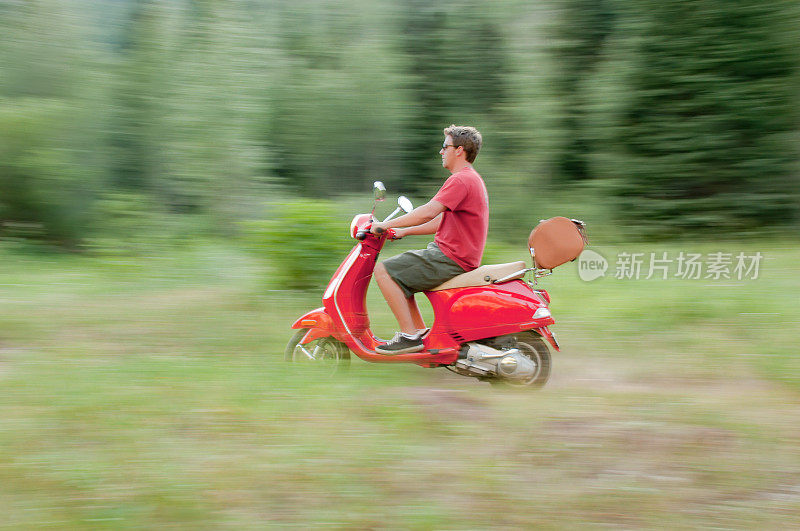 在树林里骑摩托车的年轻人