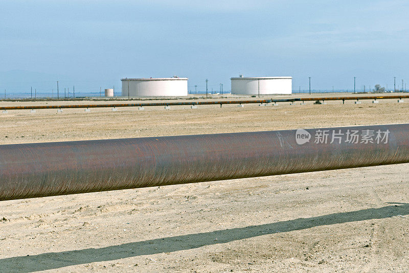 加利福尼亚中部油田的管道和储油罐