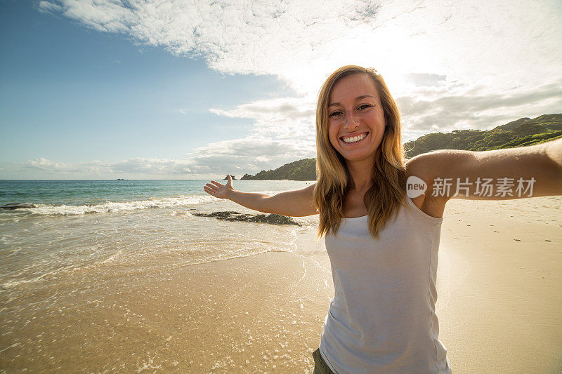 澳大利亚，沙滩上的女孩在自拍