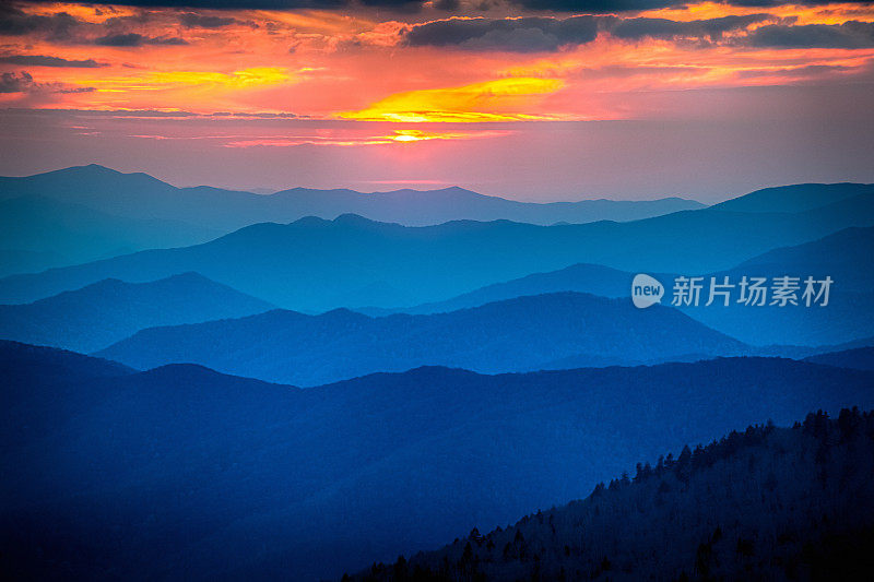 夕阳下的蓝山