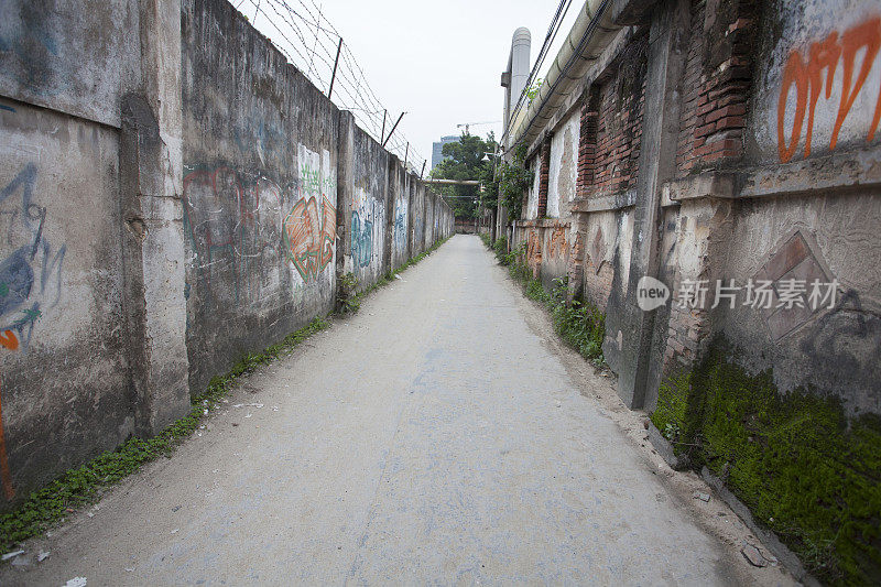 穿过建筑物的古色古香的道路