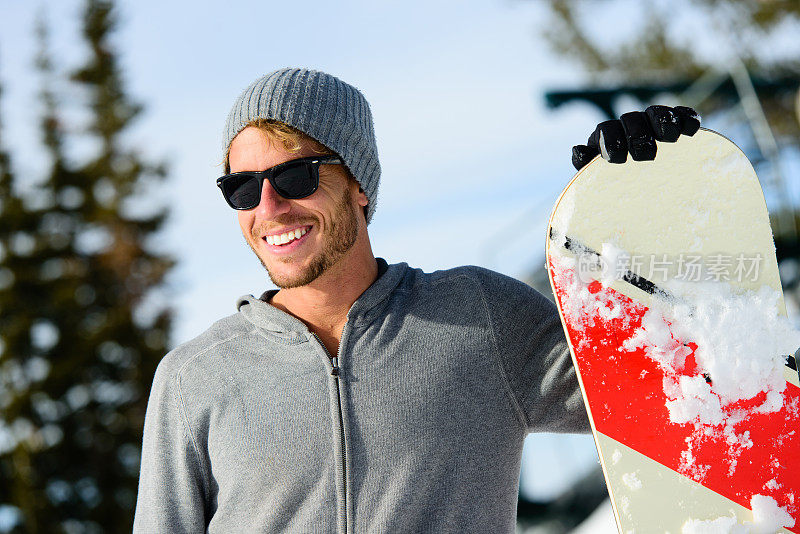 滑雪运动员——戴着太阳镜微笑的男性