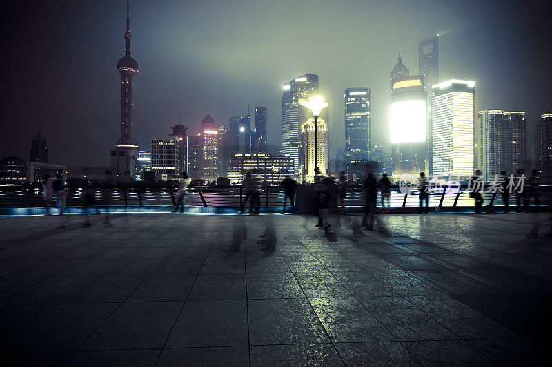 游客观看中国上海的天际线