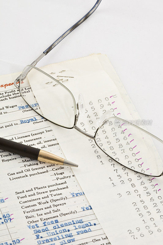 用眼镜和铅笔计算所得税表格