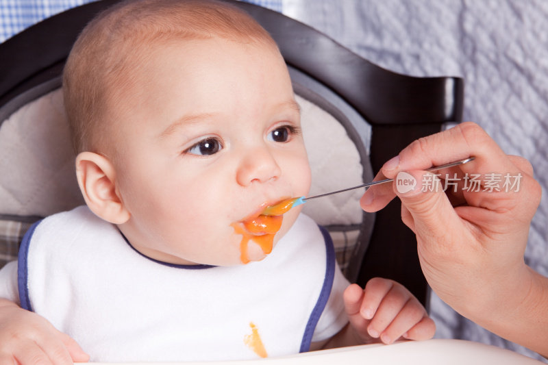 婴儿用勺子进食