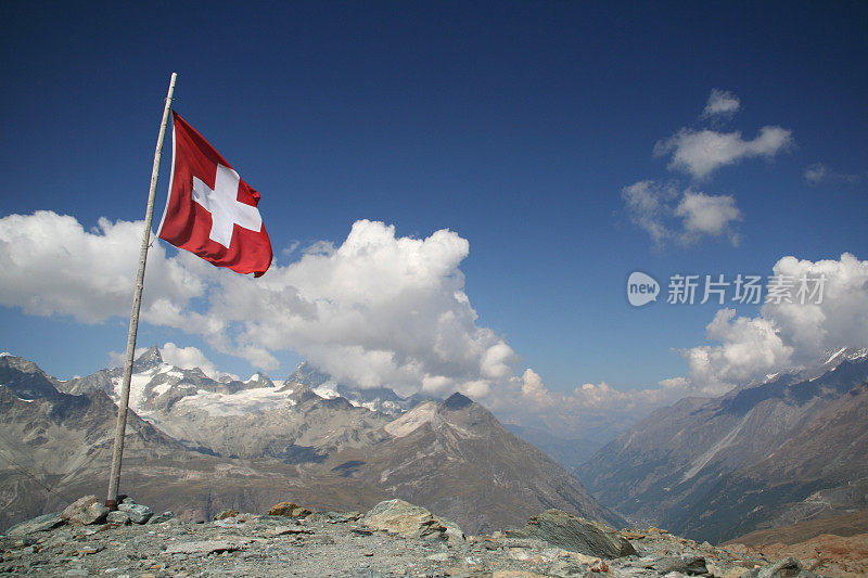 瑞士国旗飘扬和山脉景观