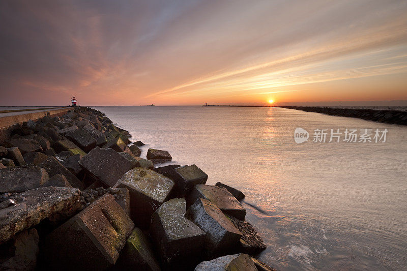 荷兰IJmuiden海港入口处的日落