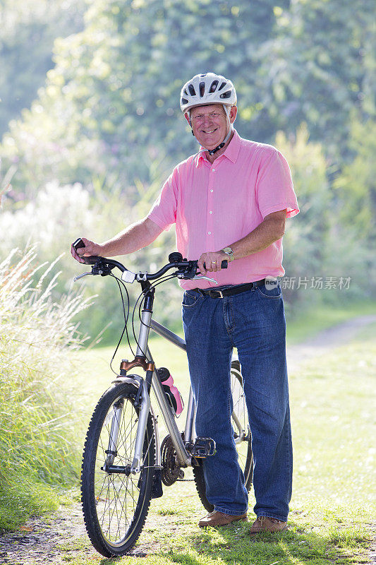 男性骑自行车