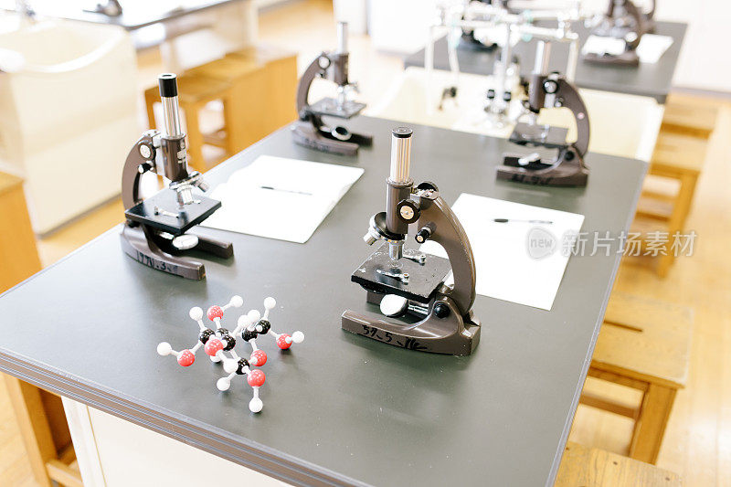 日本的高中。一个空荡荡的科学实验室，长凳上放着显微镜