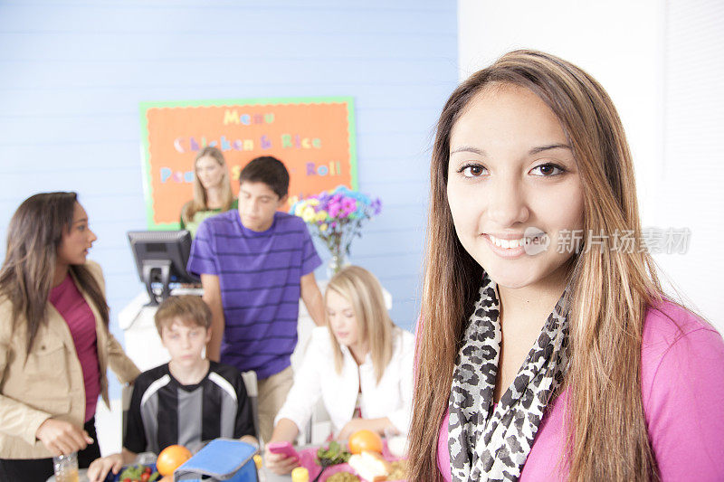 多民族青少年在学校自助餐厅吃午餐。
