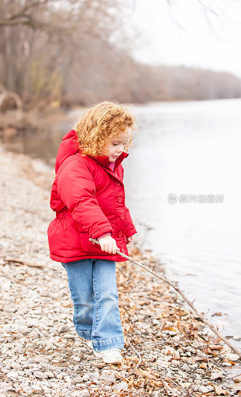 秋天，小女孩在河边散步